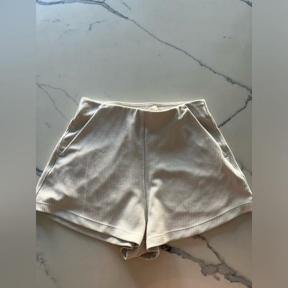 Lululemon ribbed shorts - Picture 2 of 5
